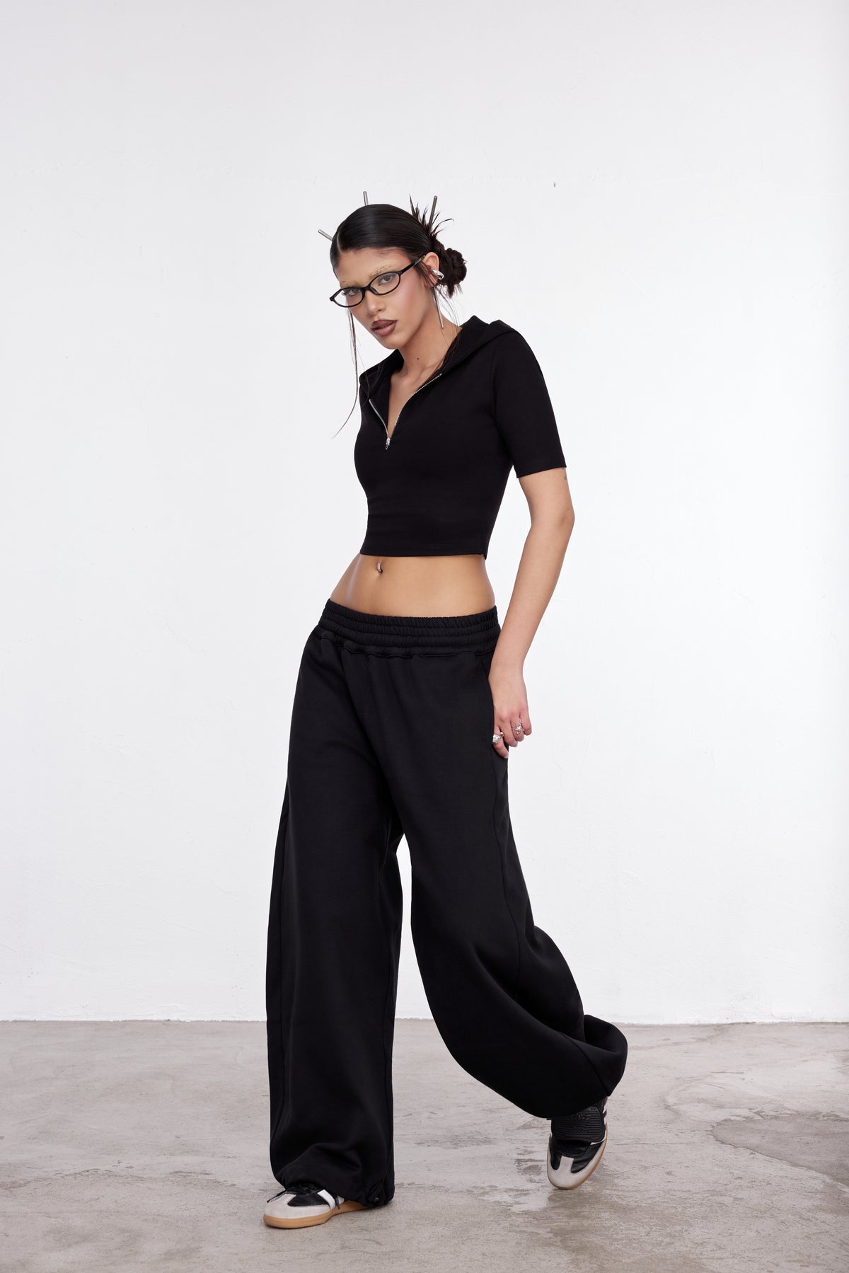 SWEAT À CAPUCHE ZIPPÉ COURT NOIR