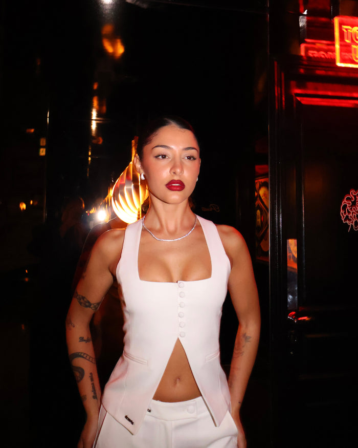 COSTUME — Le gilet blanc