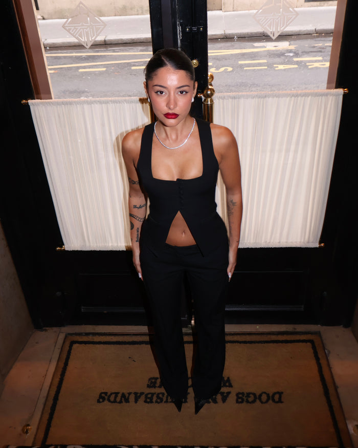 COSTUME — Le gilet noir