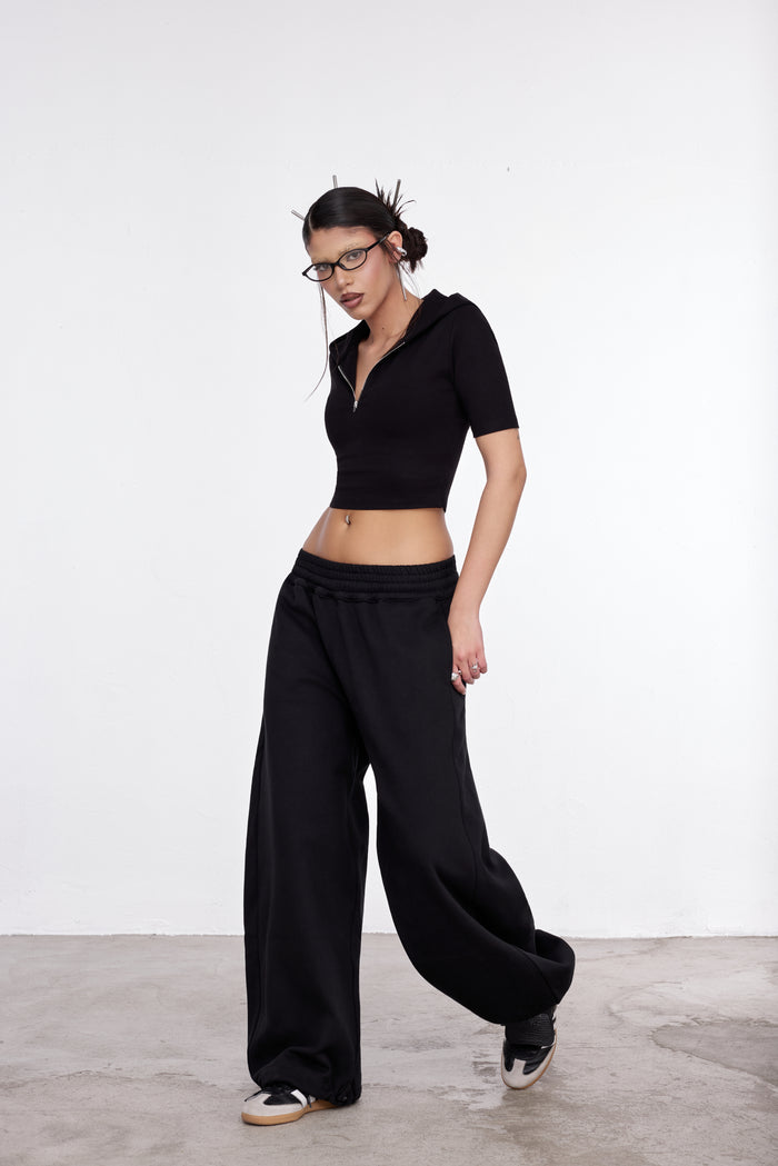 SUDADERA CON CAPUCHA Y CREMALLERA CROP NEGRA