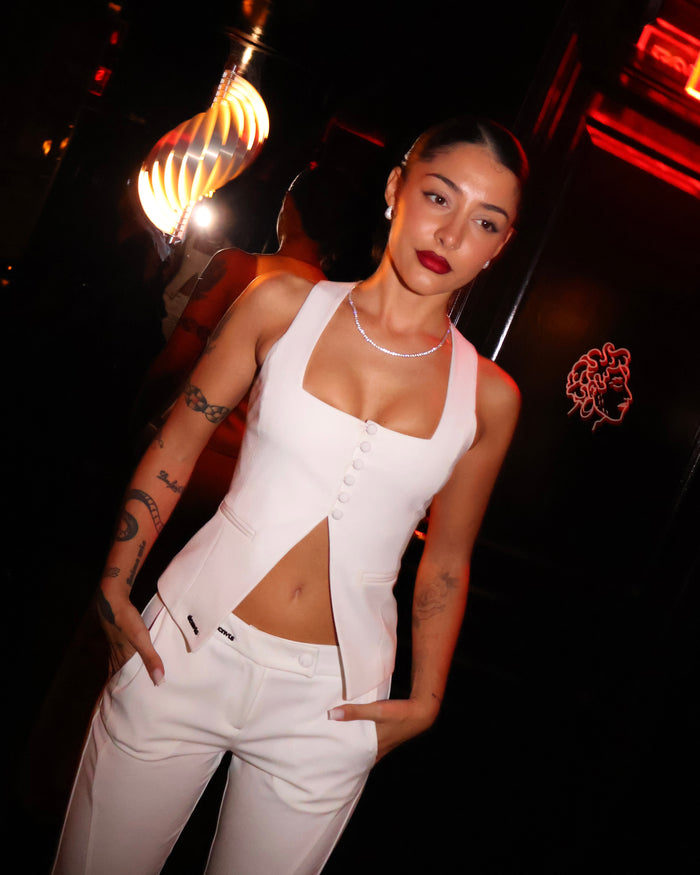 COSTUME — Le gilet blanc